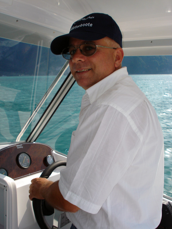 Christoph Rohrer am Steuer seines Fahrschulbootes