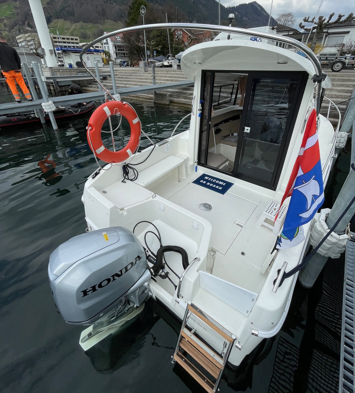 Fahrschulboot von hinten